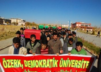 Xwendekarên YYU’ê AKP û Polîsên Wê Şermezar Kirin