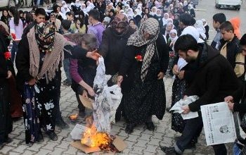 7 Gerilla İçin Yürüyen Kadınlar Beyaz Tülbentlerini Yaktı