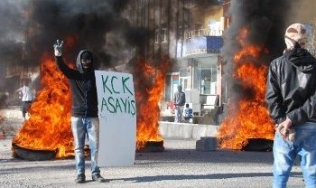 Cizre’de Gençler Polisle Çatıştı
