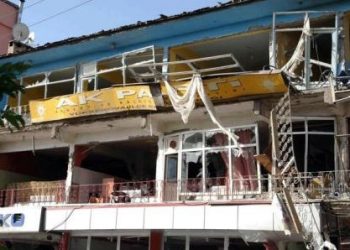 Zeytinburnu’nda AKP İlçe Binası İle 10 Araç Yakıldı