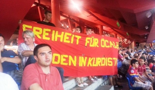 Şampiyonlar Ligi Maçında Öcalan’a Özgürlük Pankartı