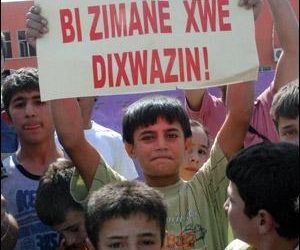 Nêzîkatiyên ji Zimanê Dayikê re Nezîkatiya ji Nasnama Bîrdozî û Azad re ye
