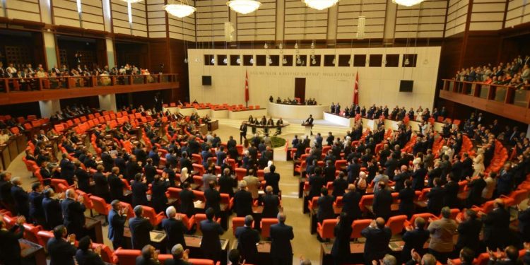 Bazı AKP’li vekiller rahatsız, anayasa değişikliği teklifi 2018’e kalabilir