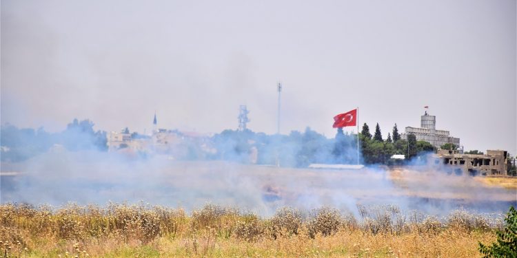 Türk Askeri Rojava’da Halka Ait Buğday Tarlalarını Ateşe Veriyor!