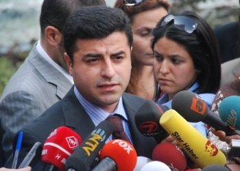 Demîrtaş: Serokwezîr dibistanên li Tirkiyeyê boykot kirin û keça xwe li Amerîkayê da xwandin