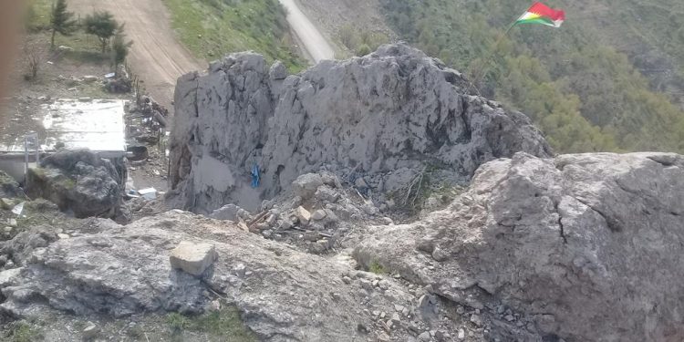 Zînê Wertê’de 3 HPG’linin uçaklarla vuruldukları yere KDP’nin bayrak dikmesi!…