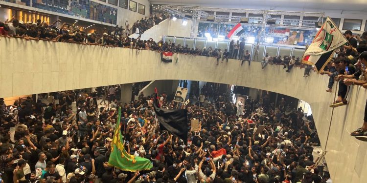 Katliamcıya Yeşil, Protesto Edene İse Kırmızı Işık