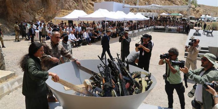 ‘Em Bi Îradeya Xwe Ya Azad Çekên Xwe Îmha Dikin’
